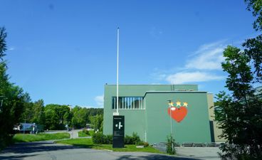 En bygning med et flagg på toppen