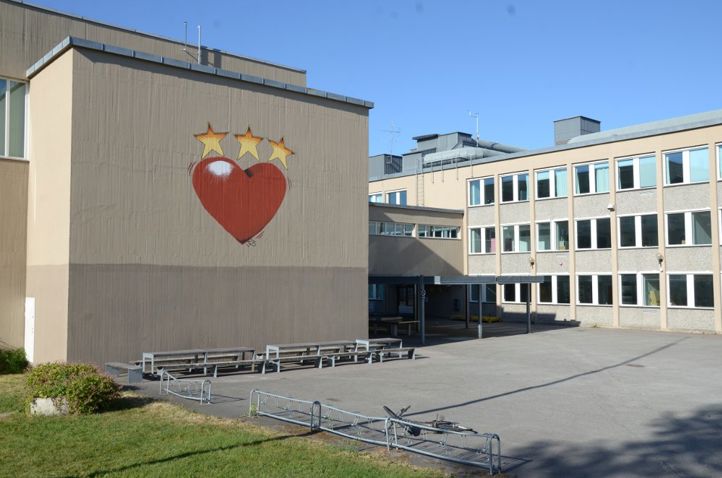 En bygning med logo på siden