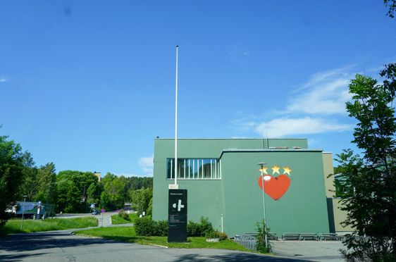 En bygning med et flagg på toppen