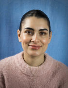 en person som smiler til kameraet