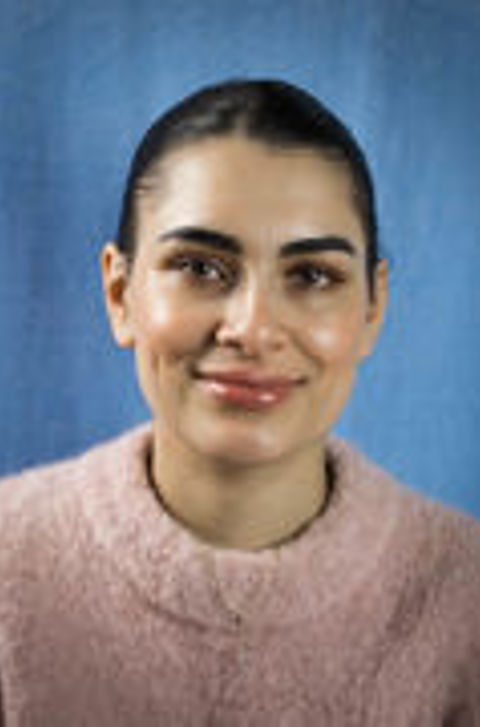 en person som smiler til kameraet