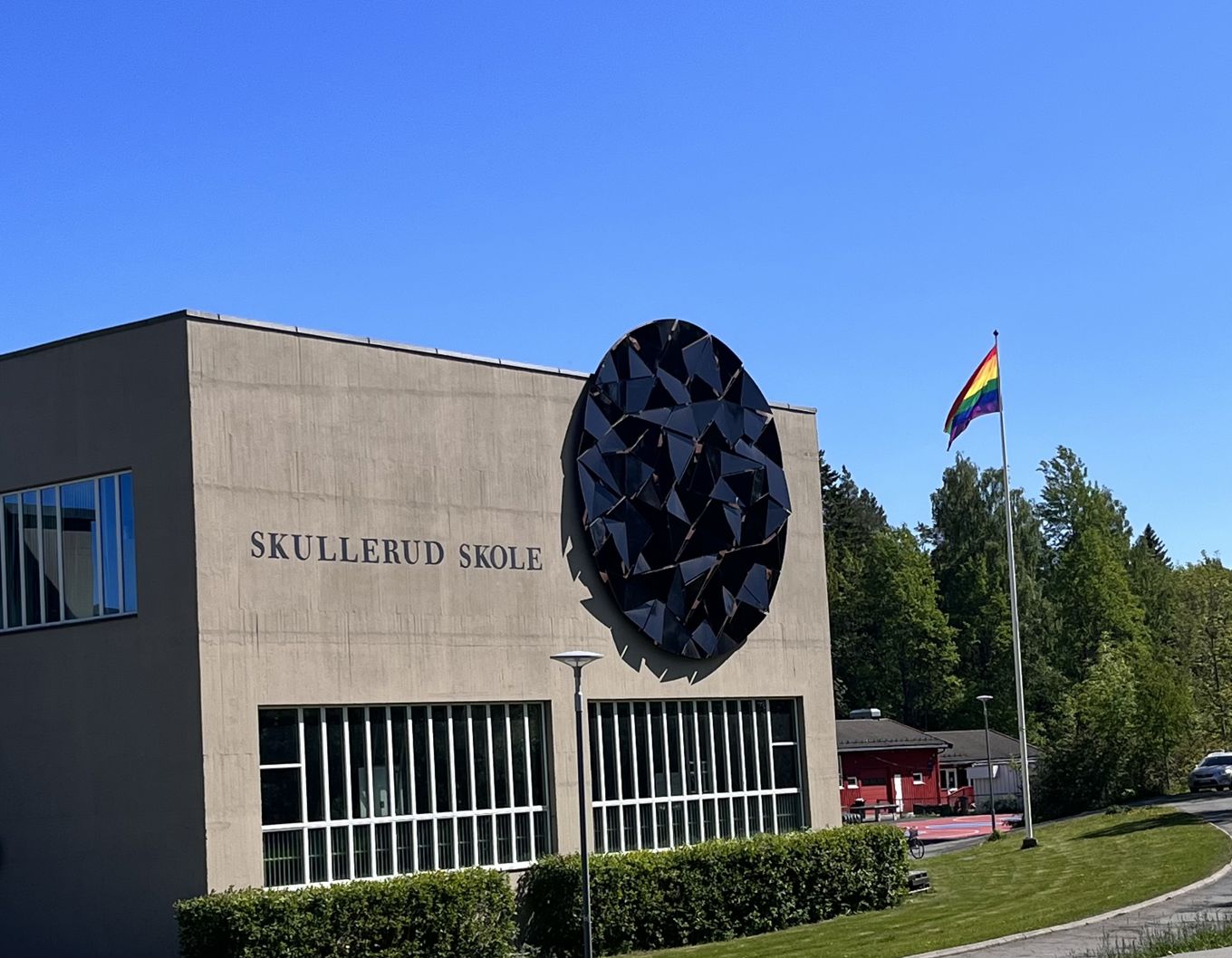 En bygning med et flagg foran