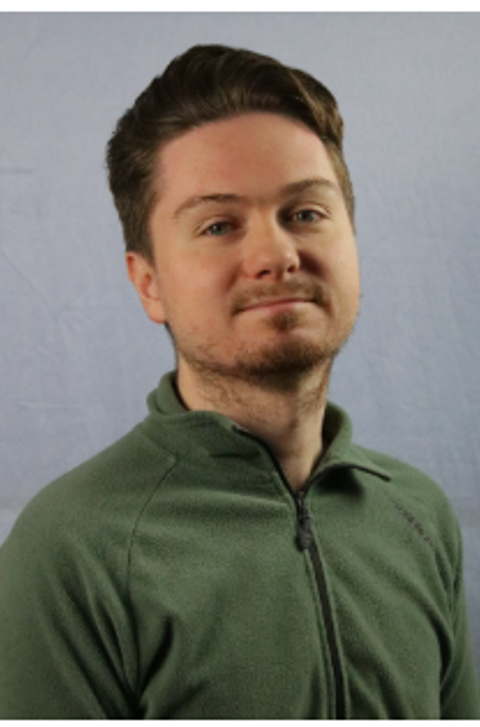 en person i grønn skjorte