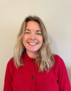 en person som smiler til kameraet