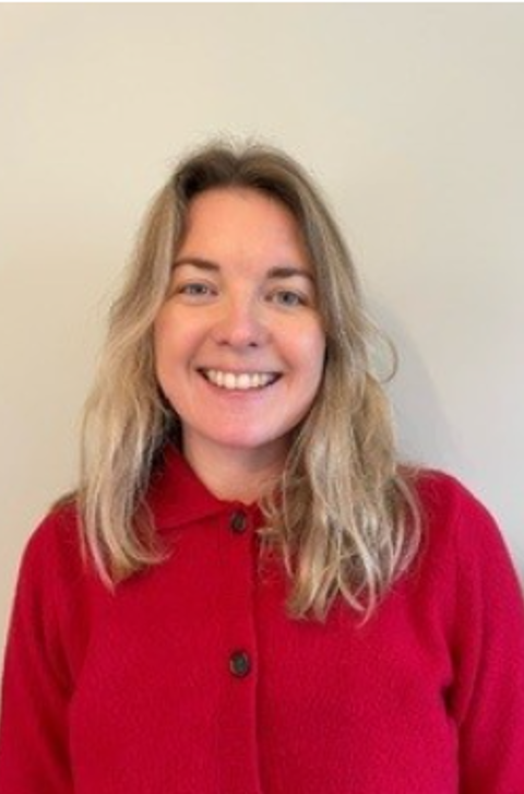 en person som smiler til kameraet