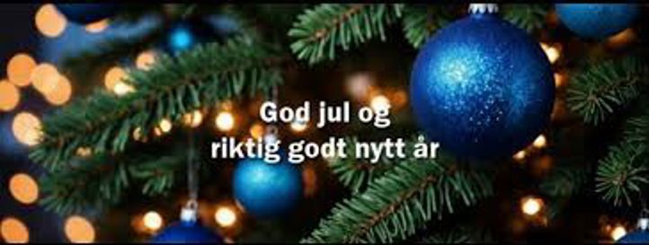 Et blått juletre med lys
