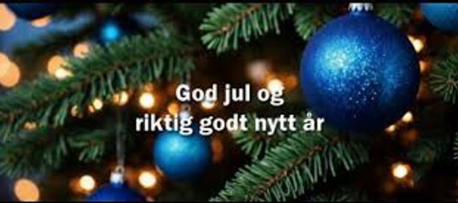 Et blått juletre med lys Et blått juletre med lys