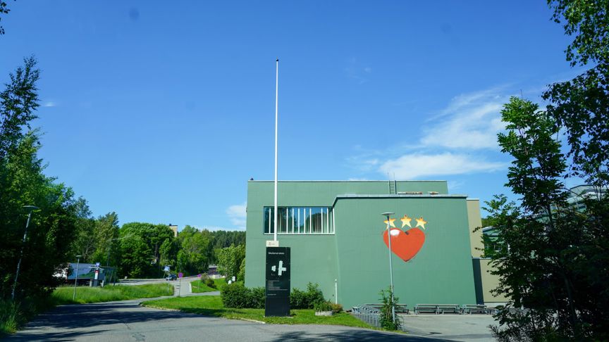 En bygning med et flagg på toppen En bygning med et flagg på toppen