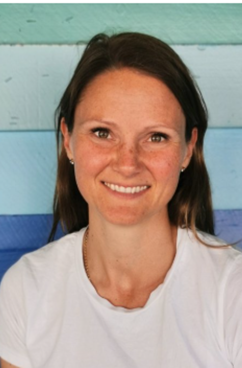 en person som smiler til kameraet