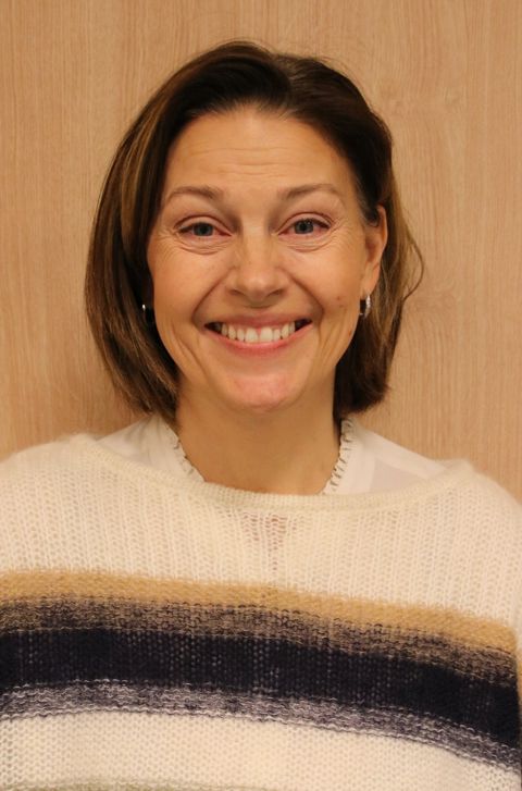 en person som smiler til kameraet