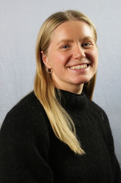 en person som smiler til kameraet