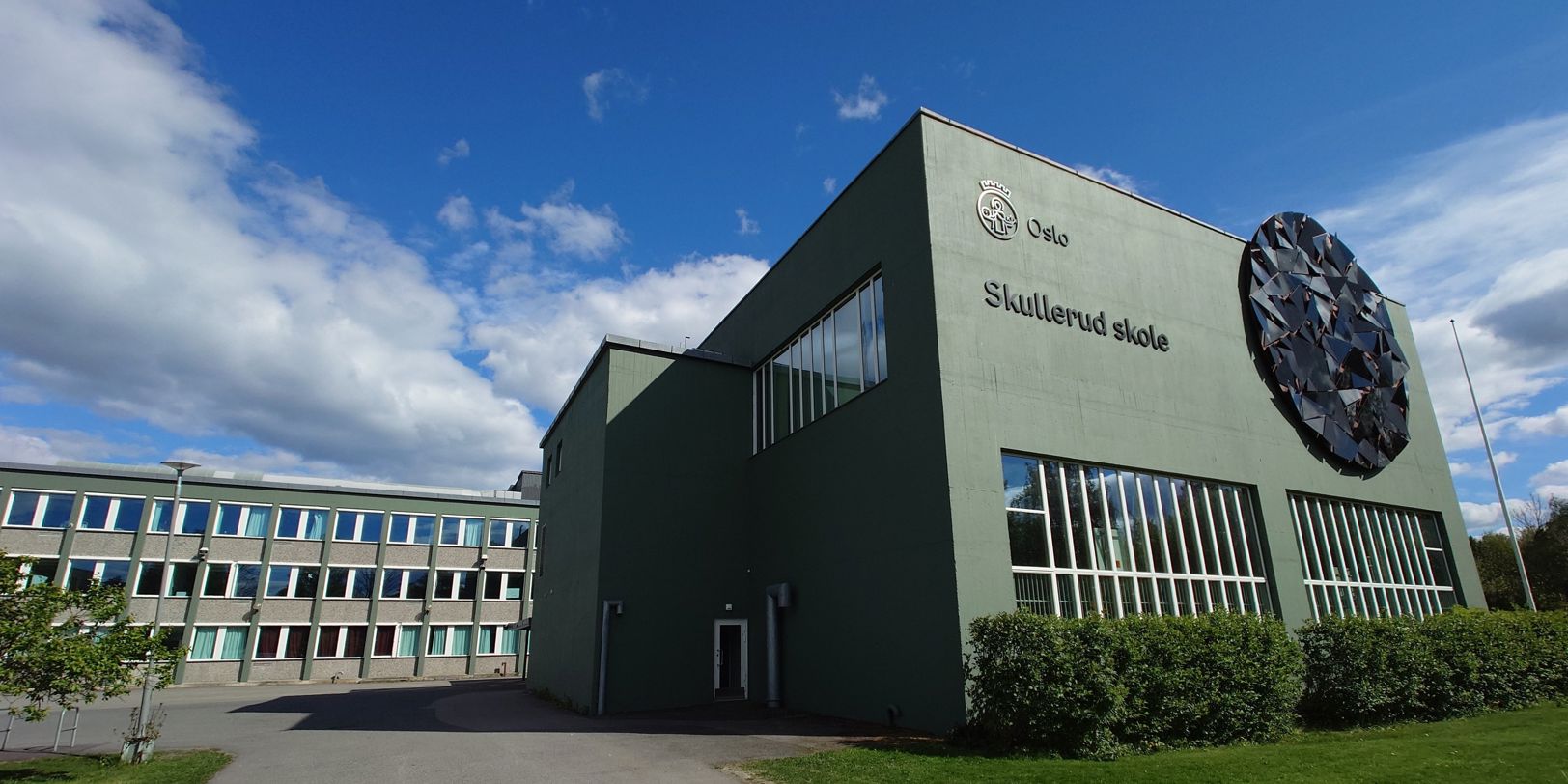 en bygning med et skilt på